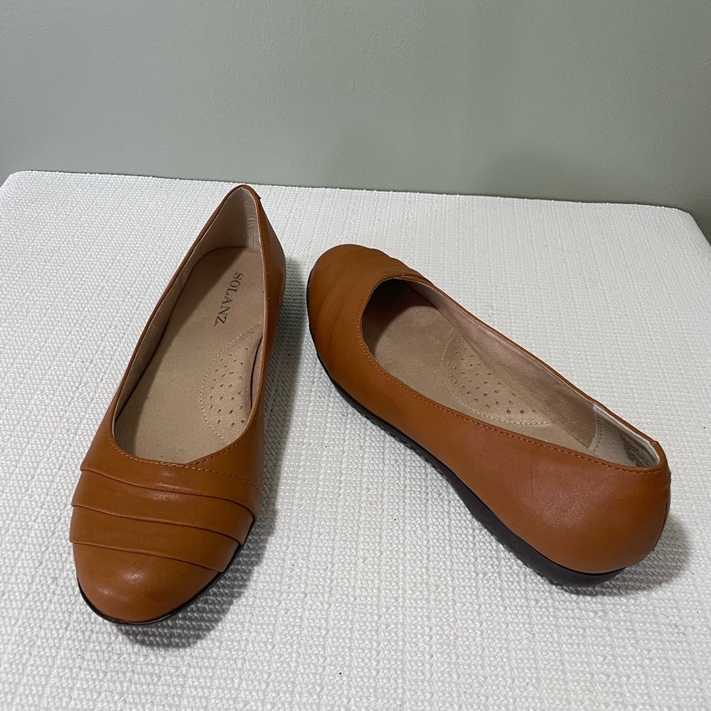 Solanz, Women's Tan Flats.